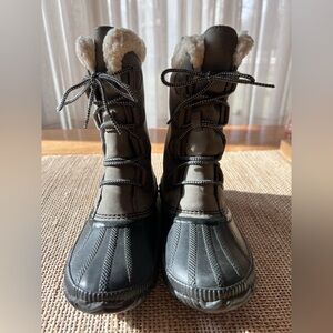 Sorel Gray & Black Out N About Plus Tall Lightweight Winter/Rain Boots. Size 6 W